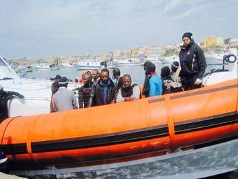 Nuovi sbarchi a Lampedusa e nel reggino, arrivati oltre 300 migranti Nuovi sbarchi a Lampedusa e nel reggino, arrivati oltre 300 migranti